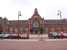 Rue animée du centre de Châtelet, parfait exemple de l'architecture locale, dans le contexte de Débouchage Châtelet