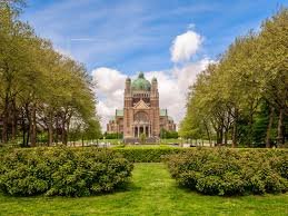 Vue sur une rue typique de Ganshoren, travaux de débouchage canalisation en cours devant des maisons en briques rouges