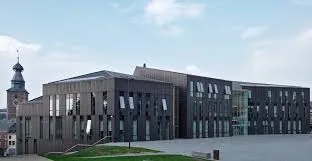 Rue pittoresque de Gembloux avec canalisation à déboucher, mettant en avant l'expertise en débouchage canalisation Gembloux