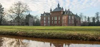 Vue urbaine de Grâce-Hollogne avec des maisons typiques et un camion de débouchage en intervention dans la rue principale