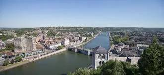 Vue sur le Fort de Huy et la Meuse, scène urbaine typique pour débouchage canalisation Huy.