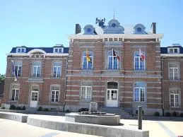 Rue animée de Jemeppe-S-Sambre, vitrines bordant le trottoir, scène quotidienne pour débouchage à Jemeppe-S-Sambre.