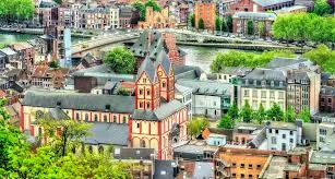 Vue d'un canal à Liège avec immeubles historiques en arrière-plan, représentant la recherche Plombier Liège.