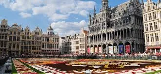 Débouchage Mouscron vue de la Place Charles de Gaulle avec façades historiques et passants typiques de la ville belge.