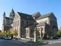 Plombier Nivelles : vue sur la collégiale Sainte-Gertrude, symbole architectural emblématique au cœur de la ville dynamique.