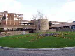 Vue urbaine de Sambreville avec bâtiments résidentiels typiques, contexte du débouchage Sambreville en arrière-plan.