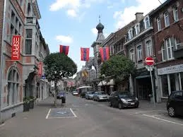 Vue de la Meuse et de bâtiments historiques à Visé avec un plombier local prêt à intervenir en cas de besoin urgent.
