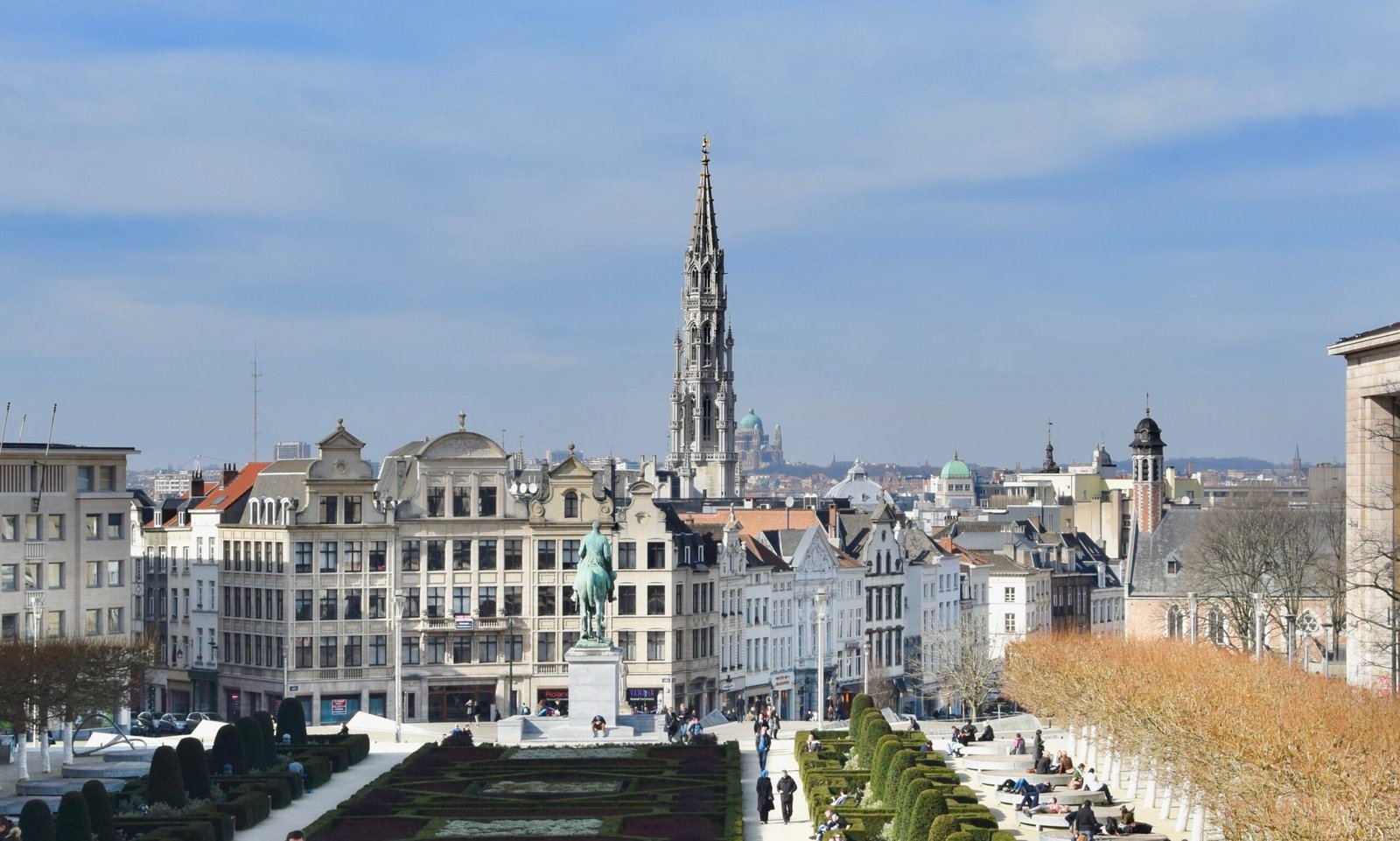Plombier Bruxelles devant la Grand-Place animée, célèbre pour son architecture gothique et ses bâtiments historiques.